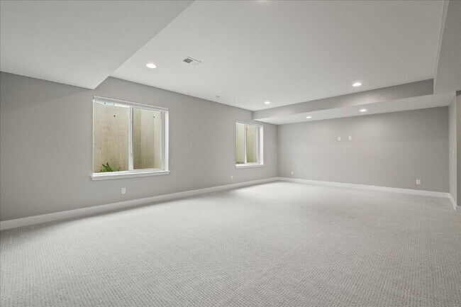 Building Photo - $7,495.00, Stunning 6 bed, 5 bath Ranch-St...