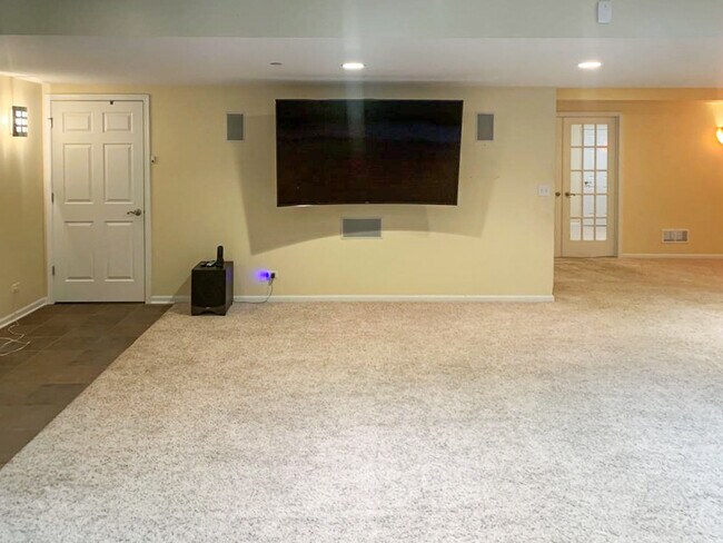 Building Photo - 942 Blue Ridge Dr
