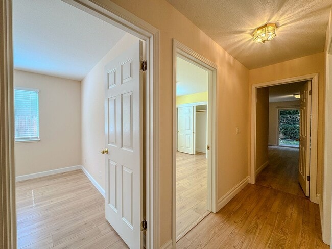 Building Photo - Lovely 3 Bedroom Home!