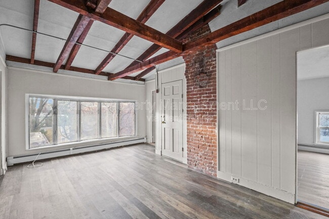 Building Photo - 35 Bowen St