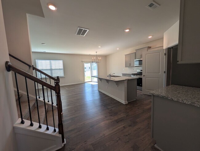 Building Photo - Spacious 2 story, 5 bedroom, 3 bath Home located in Secrest Commons Community!