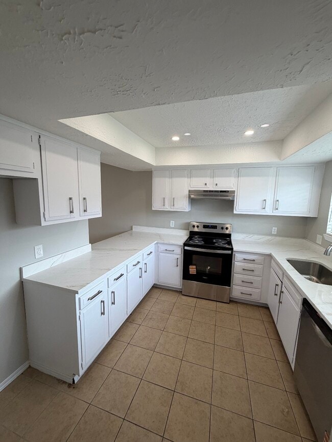 Building Photo - 6423 S Briar Bayou Dr