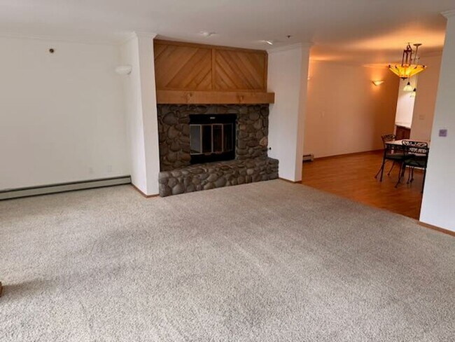 Building Photo - 335 Ski Way