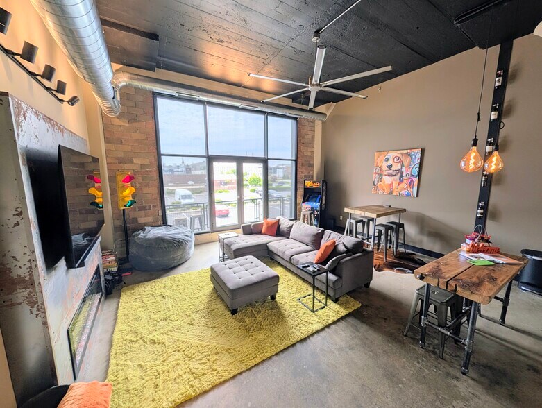 Building Photo - 401 W Shoreline Dr