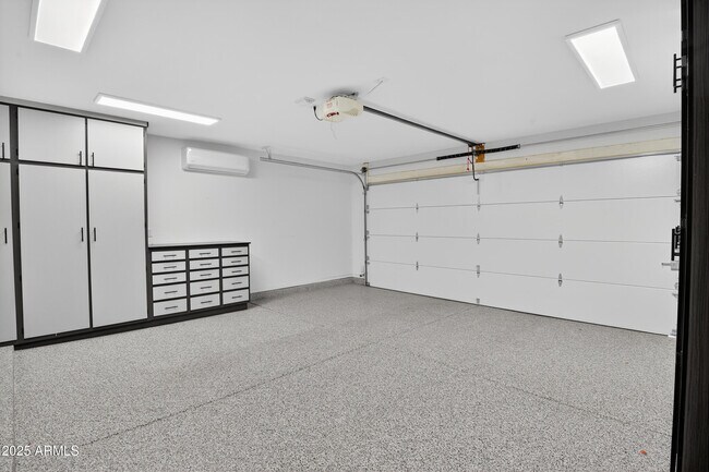 Building Photo - 1719 E Sandalwood Rd