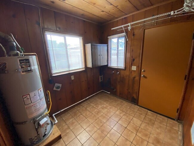 Building Photo - Beach Tract Cottage!