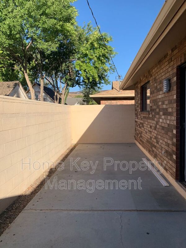 Building Photo - 375 S Main St
