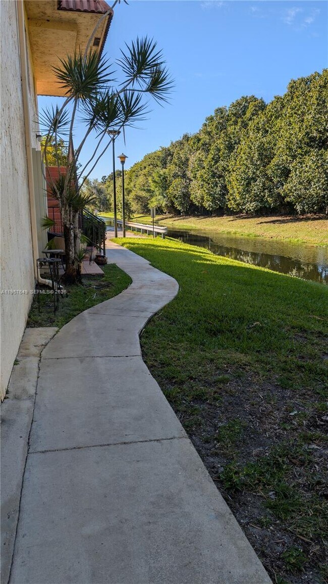 Building Photo - 369 Lakeview Dr