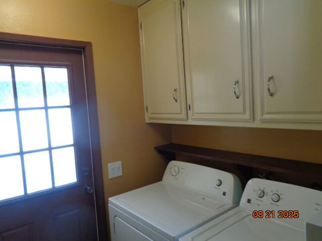 Building Photo - Rare One-Story Condo in College Terrace