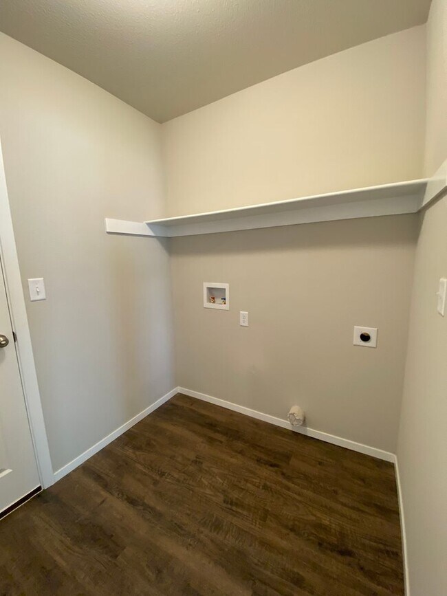 Building Photo - Comfortable 3-Bedroom, 2 Bath Living in Regency Park