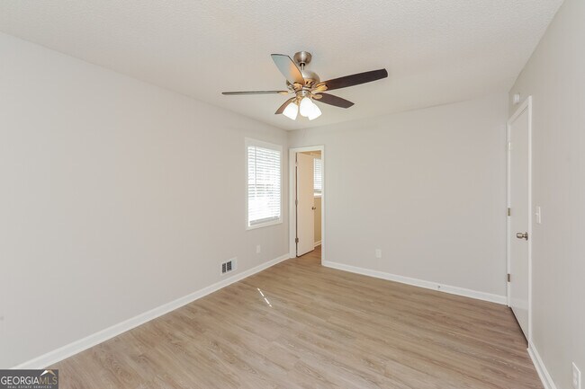 Building Photo - 1120 Brenton Dr NW