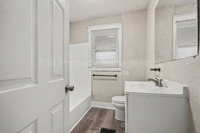 Building Photo - 3205 E 31st St
