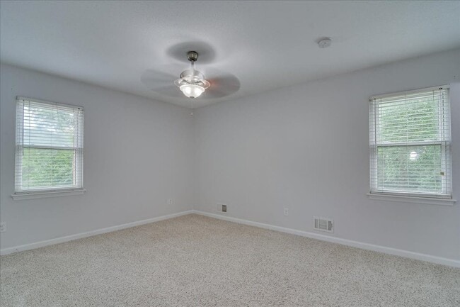 Building Photo - 303 Meadowlake Dr