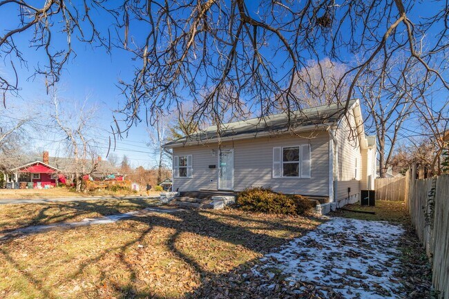Building Photo - Cozy Home located in Greensboro