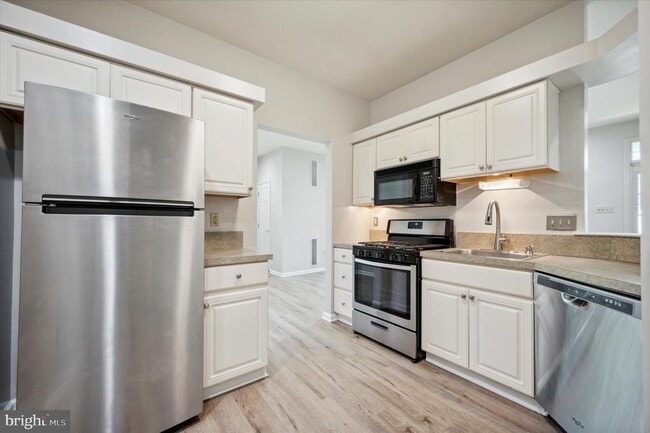Building Photo - 701 Dresher Woods Dr