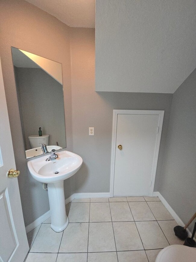 Building Photo - 3/3 Townhome In Valrico