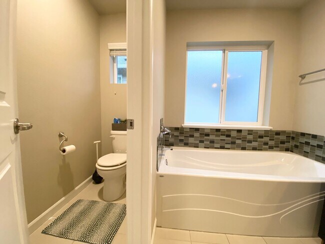 Building Photo - 3 bedroom, 2568 Sqft. home In Federal Way