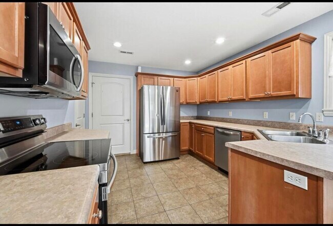 Building Photo - 5805 Mahon Dr
