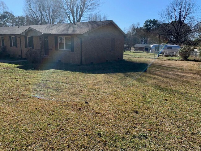 Building Photo - 310 Hillcrest Dr