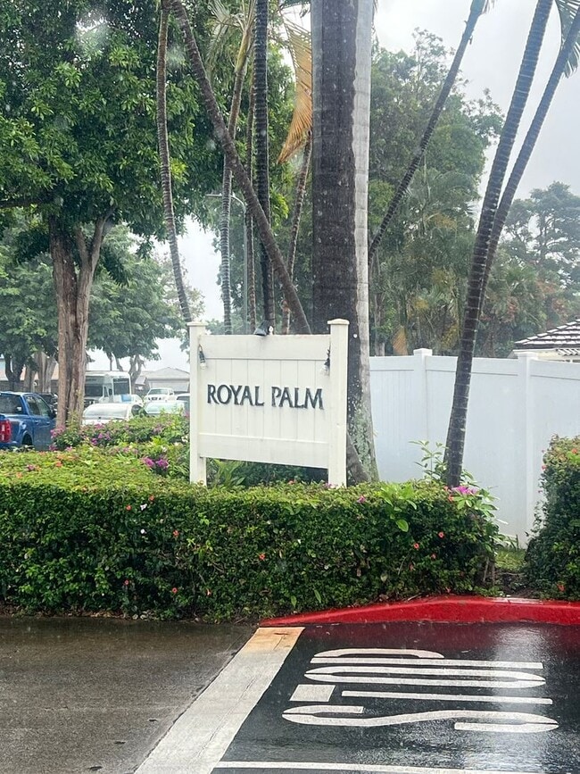 Building Photo - Very nice 2 bedroom, 1 bath unit with 2 pa...