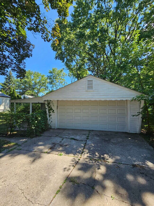 Building Photo - 3-Bedroom, 2-Bathroom Ranch with Hardwood Flooring, Tiled Kitchen and Finished Basement with a 2 ...