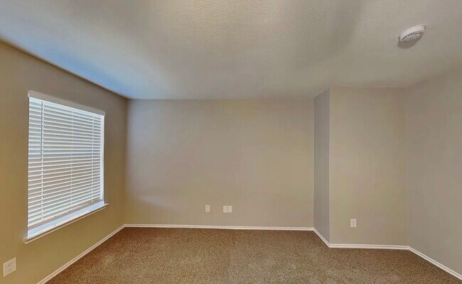 Building Photo - MOVE IN READY