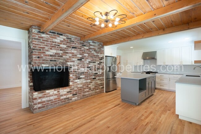 Building Photo - Exceptional Remodel Near Waluga Park