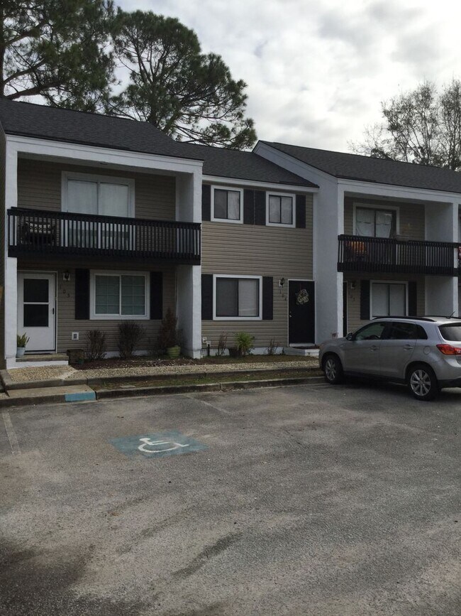 Building Photo - 2 Bedroom Spacious Townhome! with a Balcony