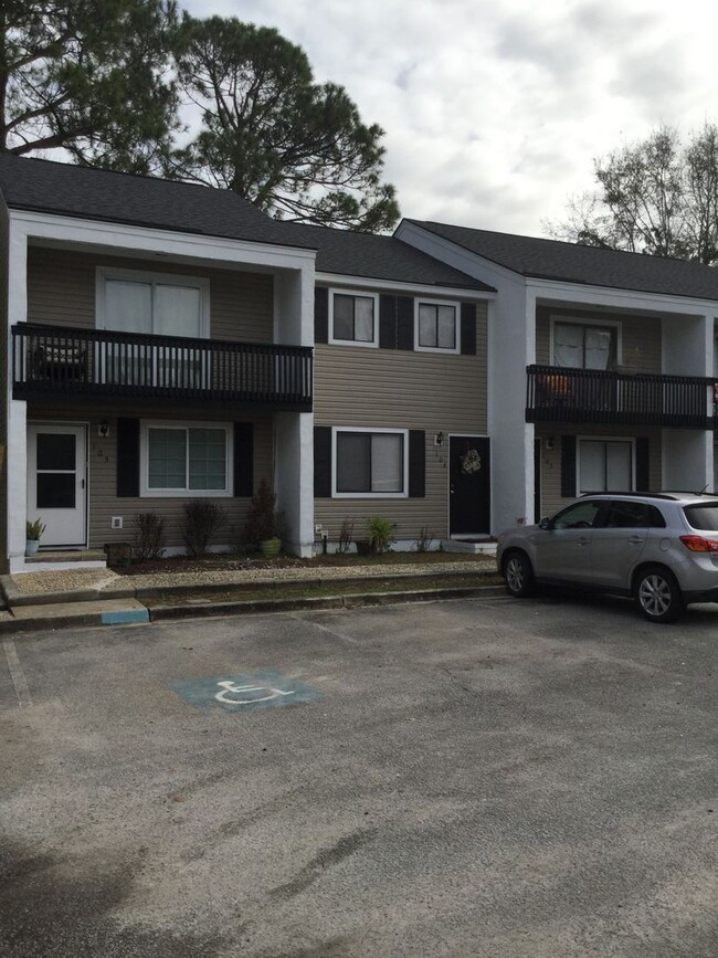 Building Photo - Affordable Townhouse Close to Summerville HS
