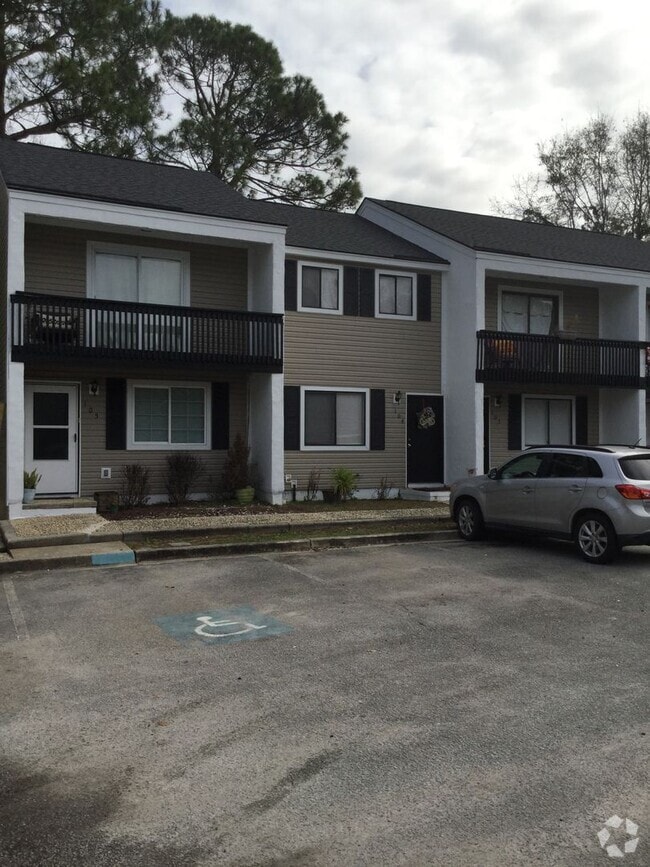 Building Photo - Townhouse Close to Summerville HS