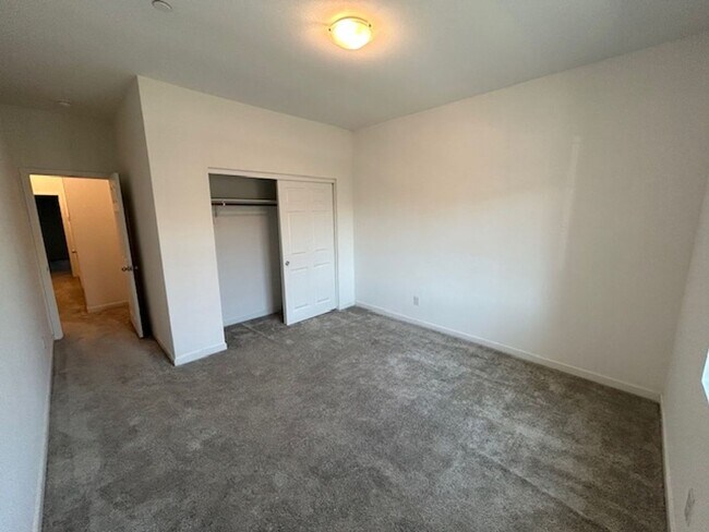 Building Photo - 3 bedroom townhome in Henderston gated community