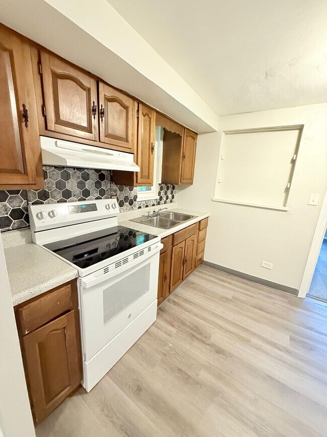 Building Photo - Freshly Painted 3BD/1.5BA Single Family Ho...