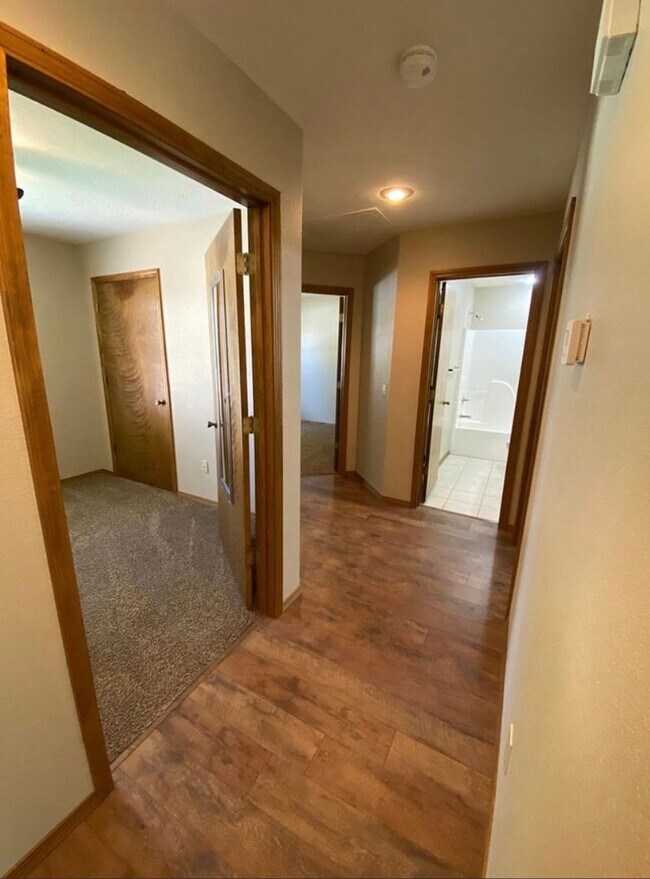 Building Photo - 984 Bates Dr
