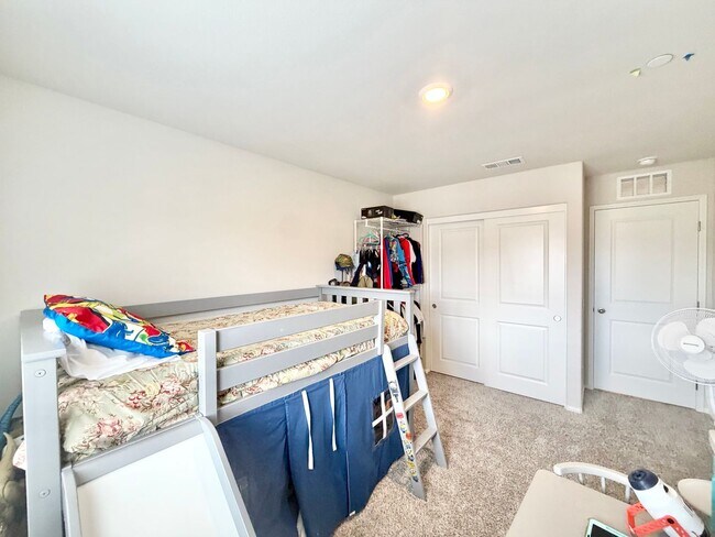 Building Photo - Modern 5 Bedroom 3 Bathroom Home in Tierra Del Sol with INCLUDED Solar & Low-Maintenance Living