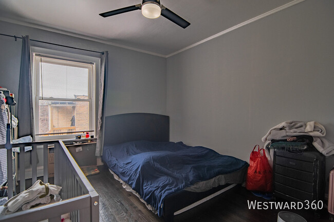 Building Photo - Sunny & Bright 2 Bed / 1 Bath Rental with ...