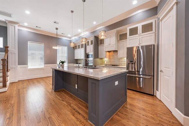 Building Photo - 212 W 6th St