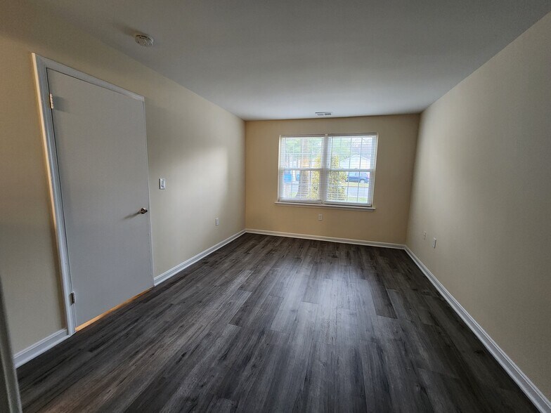 Building Photo - 18336 Streamside Dr