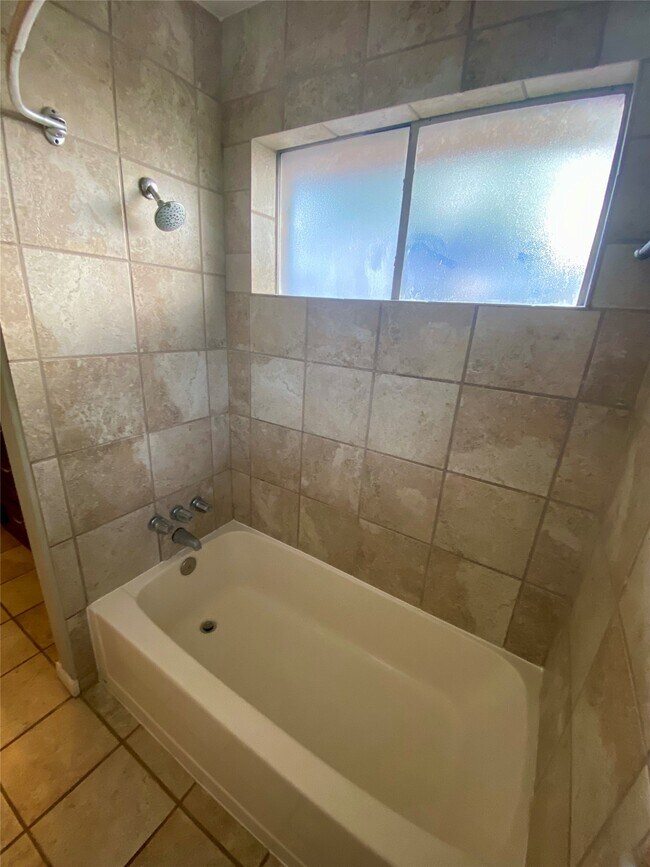 Building Photo - 3003 Briar Dr