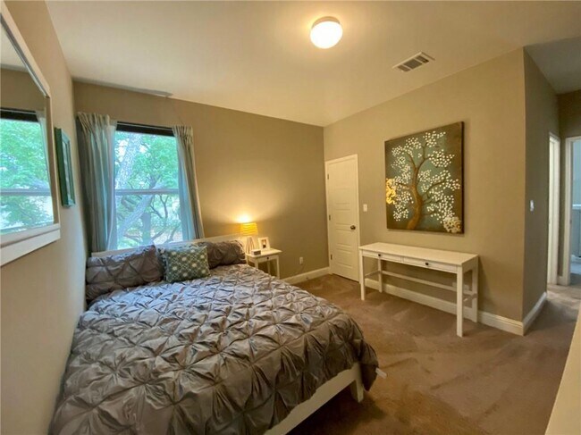 Building Photo - 402 Parkwest Cove