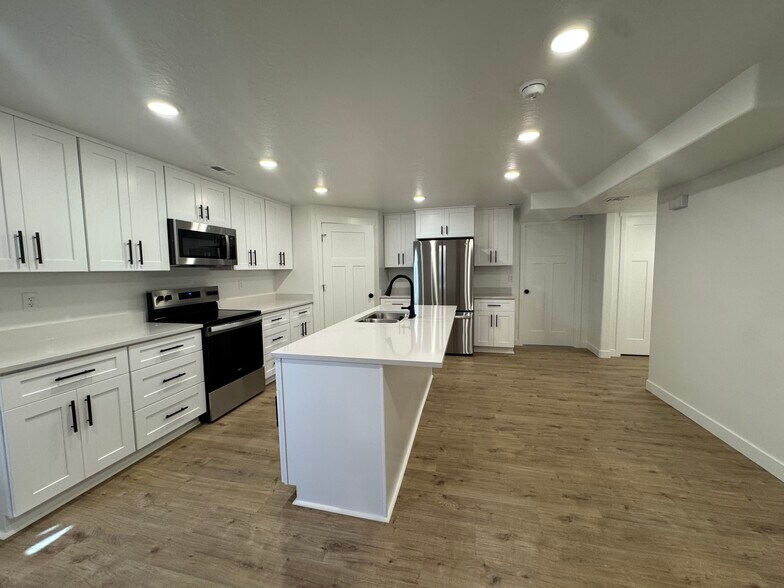 Building Photo - 3361 W Pond Dr