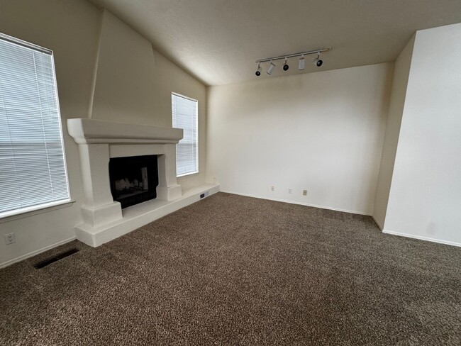 Building Photo - NE Townhouse