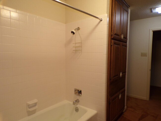 Building Photo - 205 Muirfield St