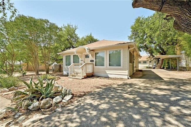 Building Photo - 209 E Live Oak St