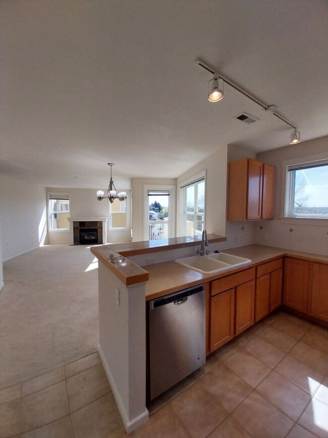 Building Photo - Beautiful 2 beds/1.75 baths condo in sough...