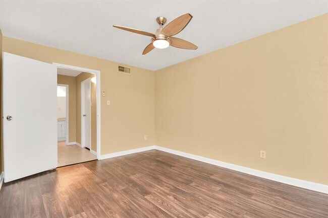 Building Photo - 7400 Bellerive Dr