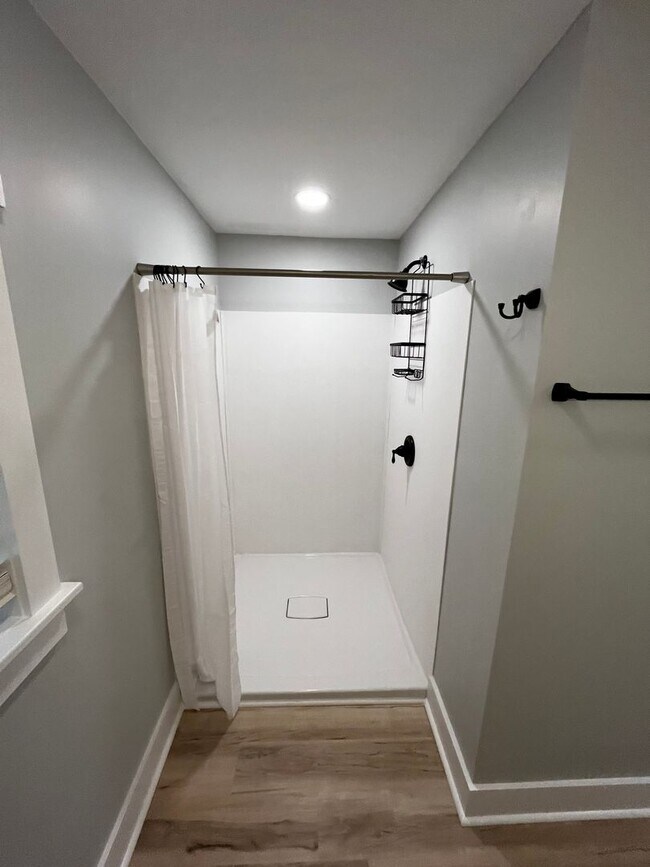 Building Photo - 4Bed/3Bath Renovated Student friendly housing