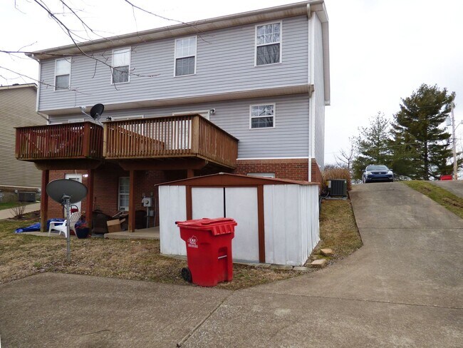 Building Photo - 338 E Oak St