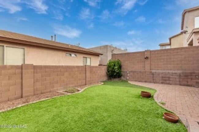 Building Photo - Beautiful home in gated community