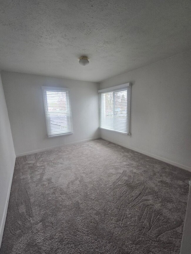 Building Photo - 2 bed 1 bath Recently Remodeled