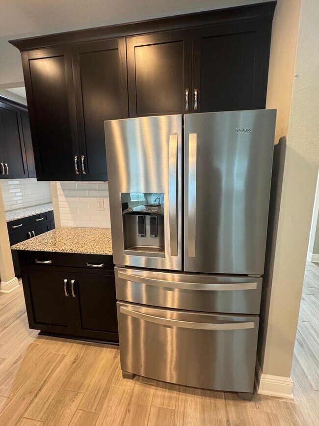 Building Photo - Spacious 5-Bedroom Riverview Home